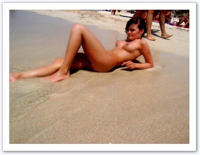 une femme nue sur la plage